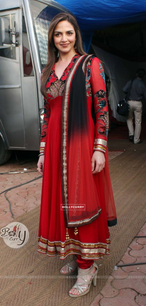 Esha Deol on the sets of India's Got Talent 3 for promotion of film 'Tell Me O Khuda' at Filmcity
