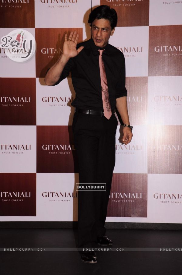 Shah Rukh Khan promotes 'Ra.One' in association with Gitanjali at Trident (160898)