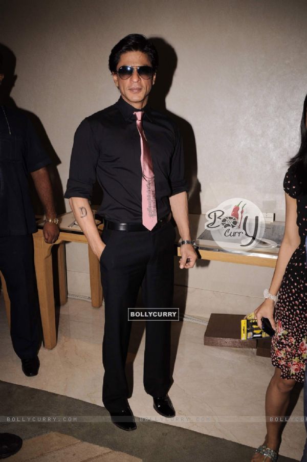 Shah Rukh Khan promotes 'Ra.One' in association with Gitanjali at Trident (160899)