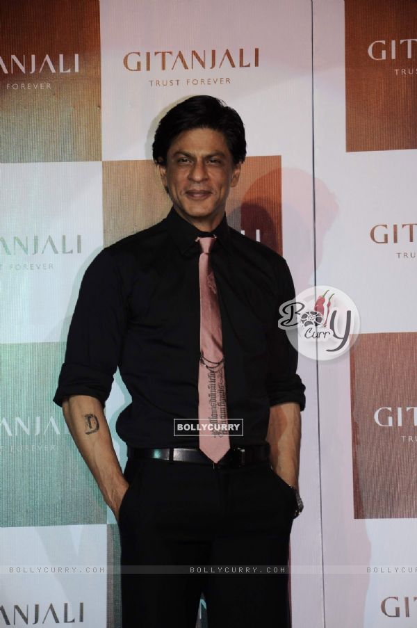 Shah Rukh Khan promotes 'Ra.One' in association with Gitanjali at Trident (160901)