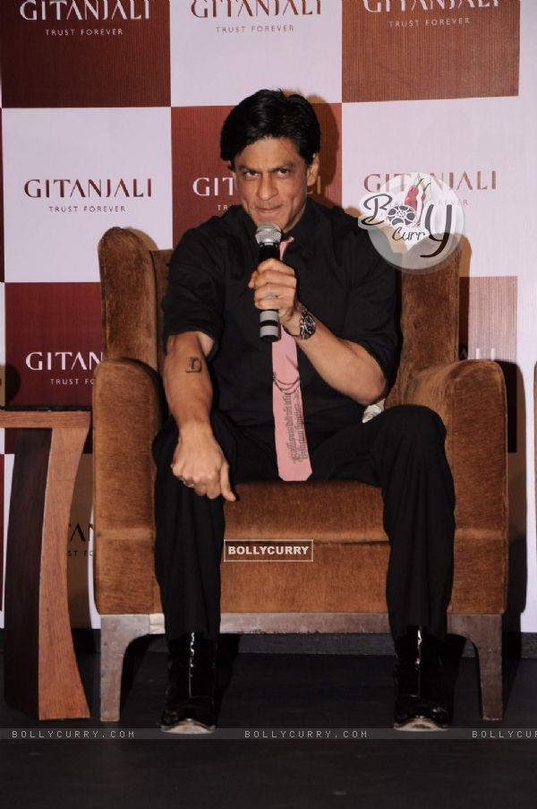 Shah Rukh Khan promotes 'Ra.One' in association with Gitanjali at Trident (160902)