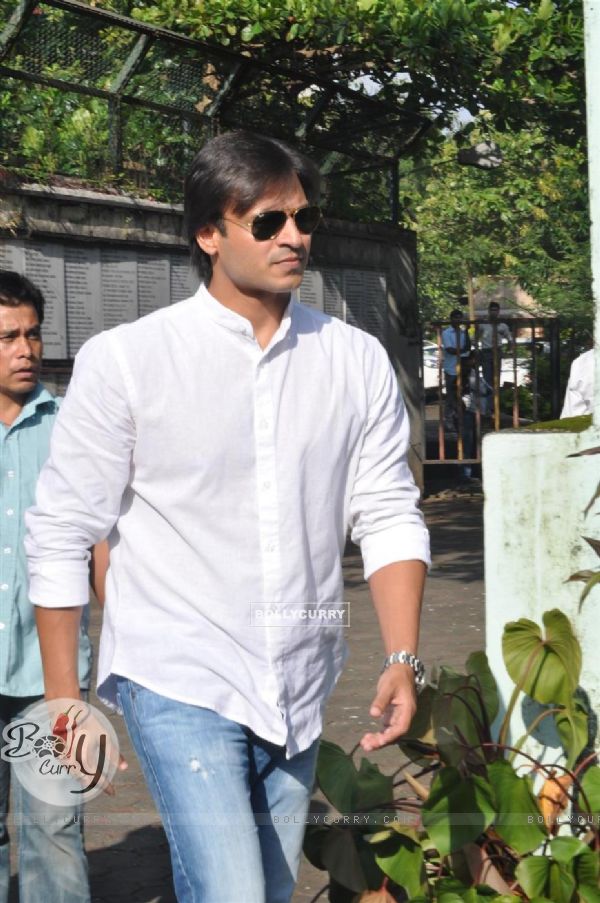 Vivek Oberoi at Producer Surinder Kapoor funeral at Vile Parle in Mumbai