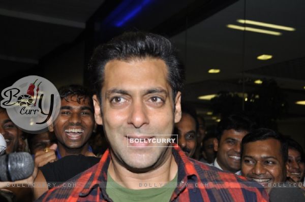 Salman Khan spotted returning back after successful surgery at the Mumbai International Airport