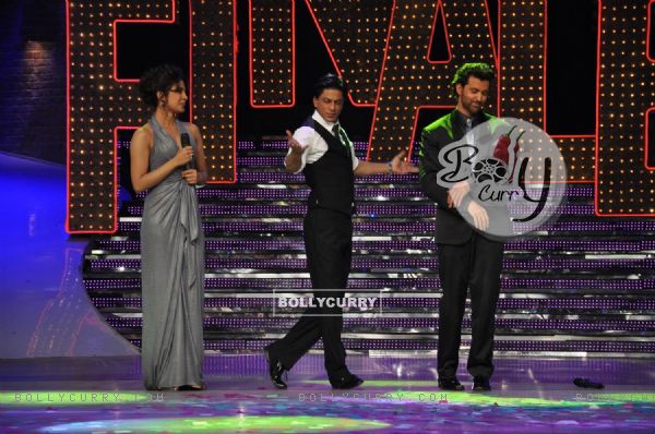 Shah Rukh Khan, Priyanka Chopra and Hrithik Roshan at the finale of Just Dance at Filmcity, Mumbai