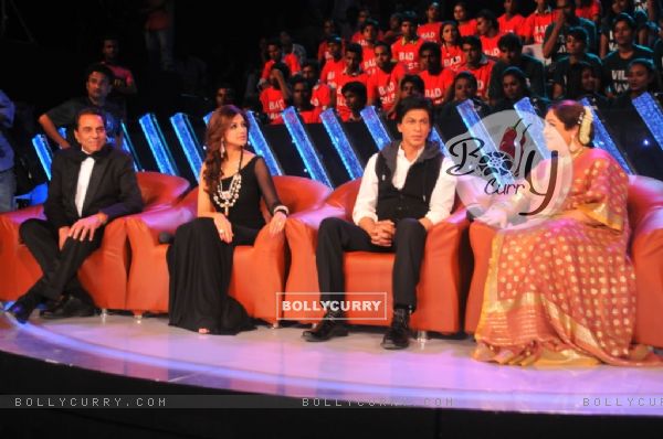 Shah Rukh Khan, Dharmendra, Sonali and Kirron Kher on the sets of India's Got Talent 3 finale
