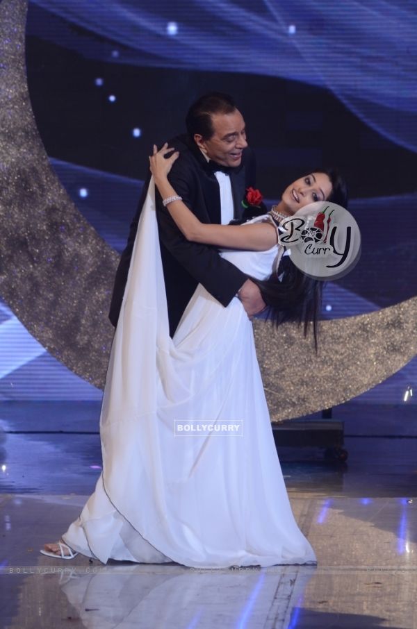 Dharamji shakes a leg with Dipika Samson  on India's Got Talent 3 Grand Finale