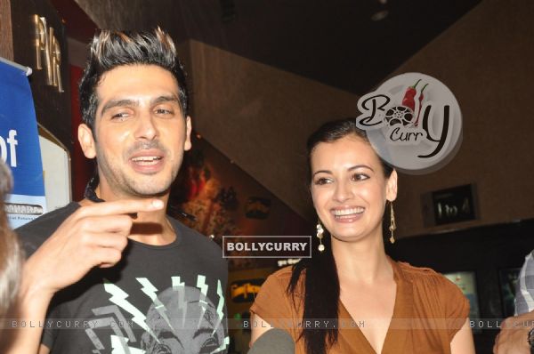 Zayed Khan and Dia Mirza sales ticket of film 'Love Breakups Zindagi' at box office (162972)