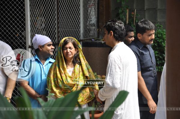 Chitra Singh at Funeral of Legendery Gazal Singer 'Jagjit Singh' at Chandanwadi Crematorium, Mumbai