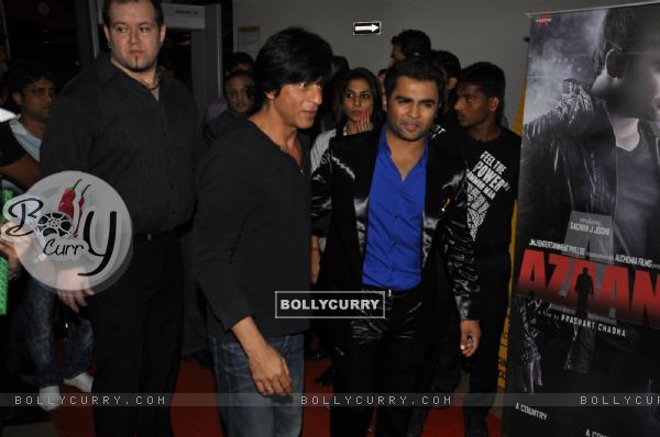 Shah Rukh with Sachin at Premiere of film 'Aazaan' at PVR Cinemas in Juhu, Mumbai (164061)