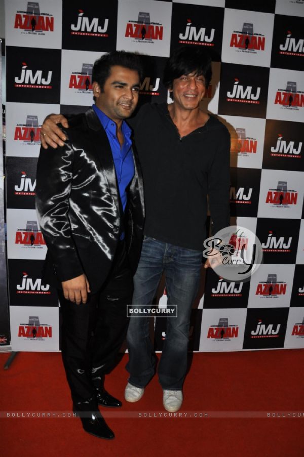 Shah Rukh and Sachin Joshi at Premiere of film 'Aazaan' at PVR Cinemas in Juhu, Mumbai (164062)