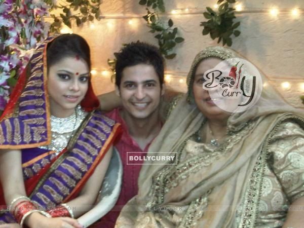 Sumona and Mohit with Dadi in Bade Acche Laggte Hai