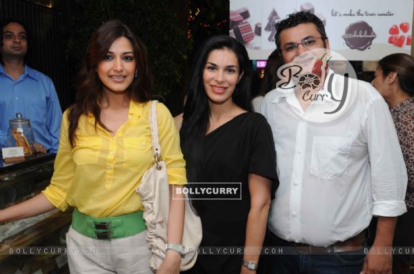Sonali Bendre with Namrata and Mehul Bhuta at launched of Anita Dongre desert cafe - Schokolaade