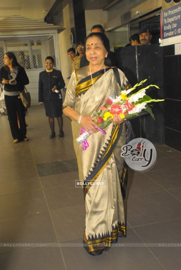 Asha Bhosle arrived from London after attending the Asian awards function at Chatrapati Shivaji