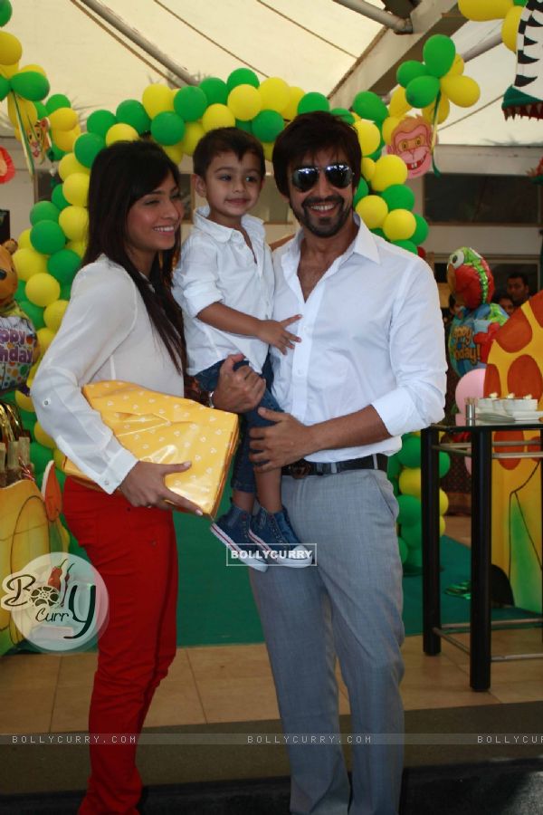 Ashish Chowdhry with wife and kid at Sanjay Dutt and Manyata Kids 1st Birthday