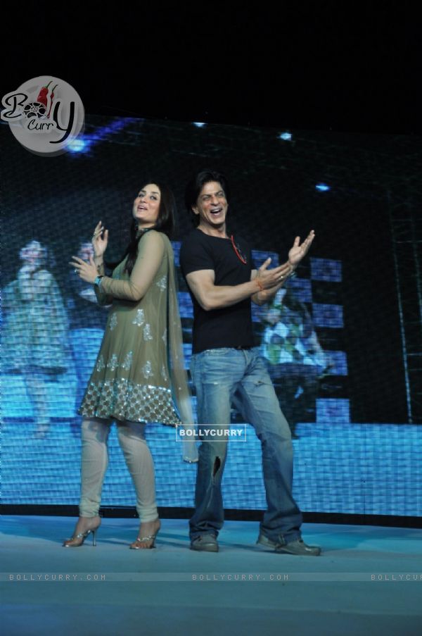 Shah Rukh Khan and Kareena Kapoor promotes their film Ra.One at Inorbit Mall in Malad, Mumbai (165644)