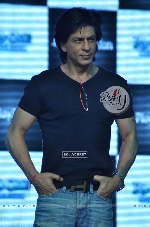 Shah Rukh Khan promotes their film Ra.One at Inorbit Mall in Malad, Mumbai (165646)