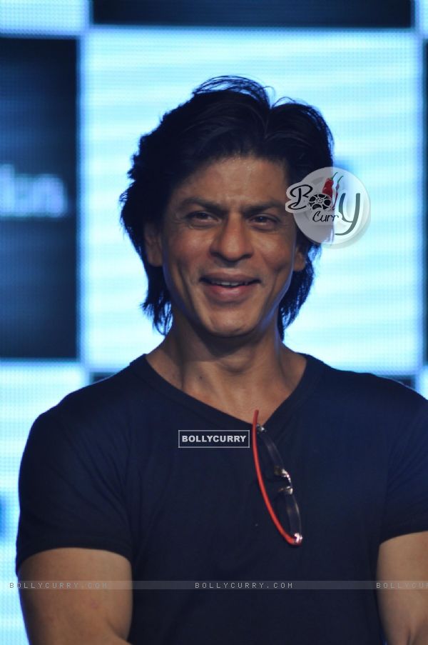 Shah Rukh Khan promotes their film Ra.One at Inorbit Mall in Malad, Mumbai (165651)