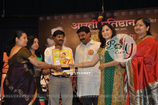 Kishori Shahane at felicitation and musical program of 'Asha Parekh Sangeet Rajani' at Bhaidas Hall