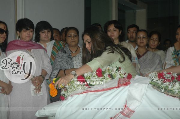 Tina Ambani at Bhupen Hazrika's pryaer meet at Kokilaben Hospital. .