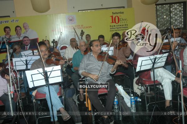 Sudesh Bhosle and Alka Yagnik sang at Grand rehearsal of &quot;Music Heals&quot;in Cancer Aid & Research Foundation