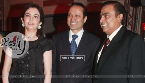 Neeta Ambani, Mr. Vineet Jain & Mukesh Ambani at Hello! Hall of Fame Awards 2011