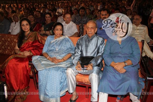 Yashwant Dev was honoured with a special musical evening on his 86th Birthday by  Asha Bhosle