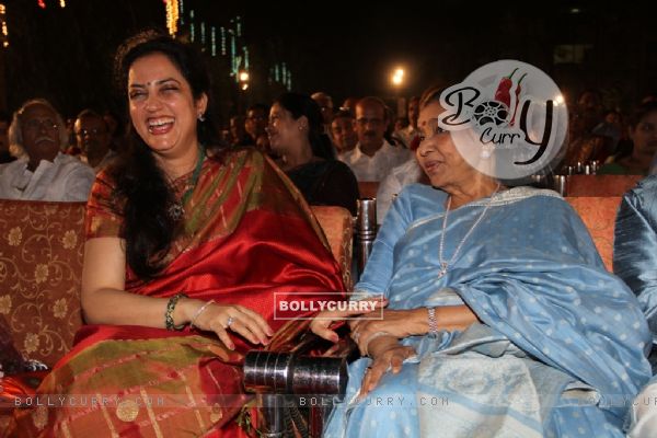 Mrs Rashmi Uddhav Thackeray and Asha Bhosle spending great time