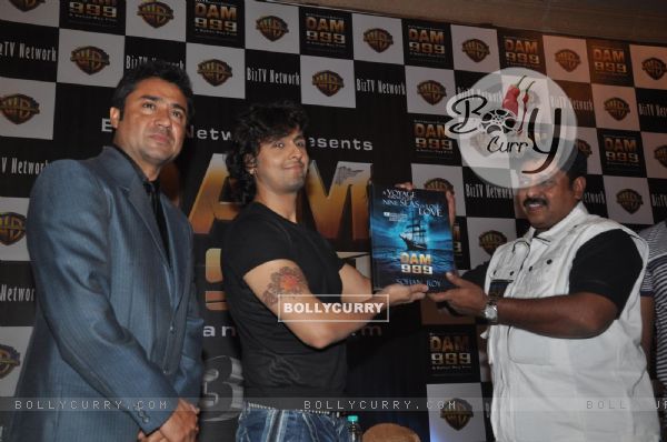 Director Sohan Roy with Sonu Niigam at press meet of 3D movie 'Dam 999' in Mumbai (169766)