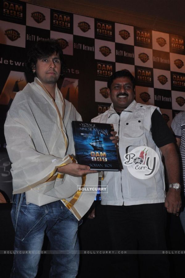 Director Sohan Roy with Sonu Niigam at press meet of 3D movie 'Dam 999' in Mumbai (169767)