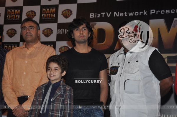 Sohan Roy with Sonu Niigam and Rajit Kapoor at press meet of 3D movie 'Dam 999' in Mumbai (169770)