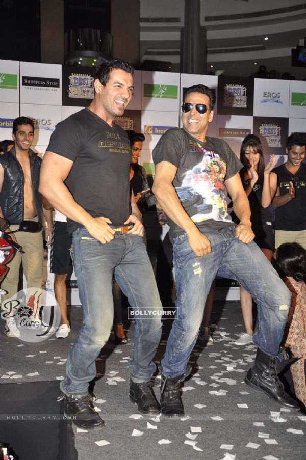 Akshay Kumar and John Abraham unveil Desi Boyz Shoppers stop clothing line at Inorbit, Mumbai (170007)