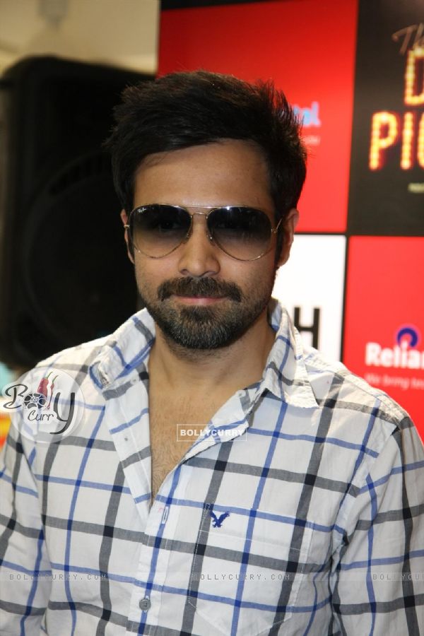 Emraan Hashmi promotes his film 'The Dirty Picture' at Reliance Digital Stores in Mumbai (170458)