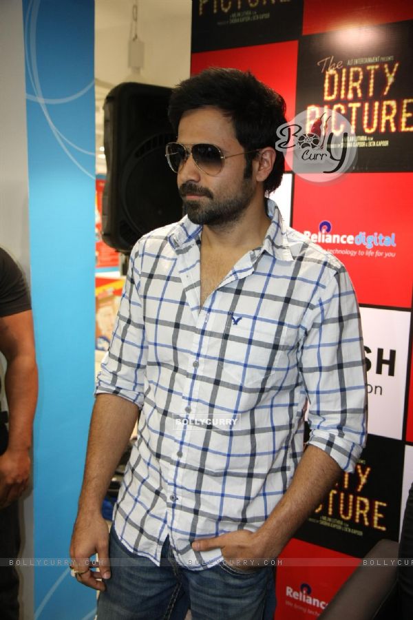 Emraan Hashmi promotes his film 'The Dirty Picture' at Reliance Digital Stores in Mumbai (170459)