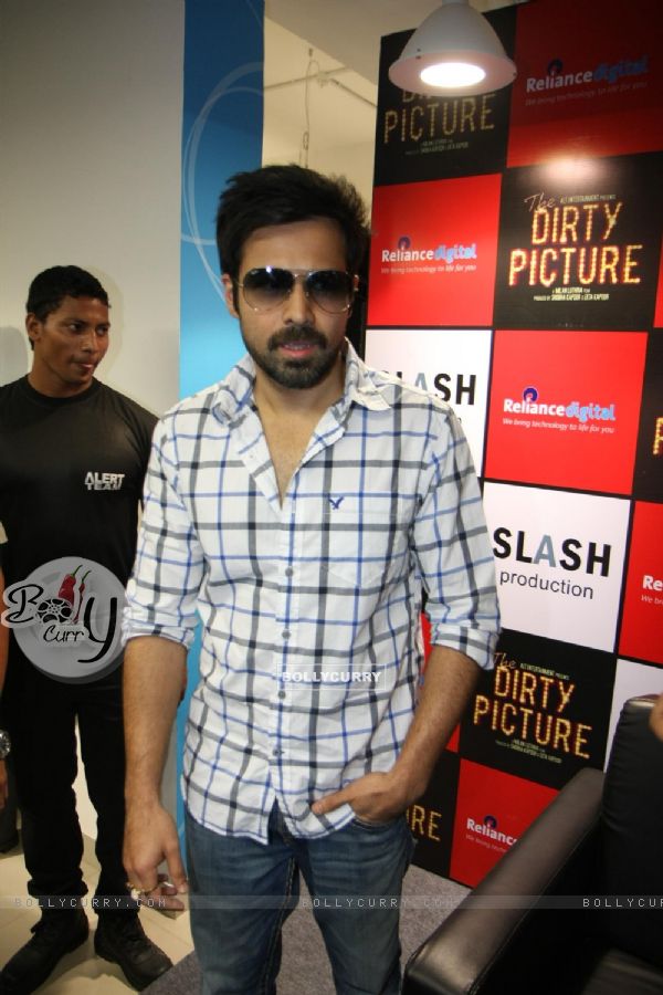 Emraan Hashmi promotes his film 'The Dirty Picture' at Reliance Digital Stores in Mumbai (170460)