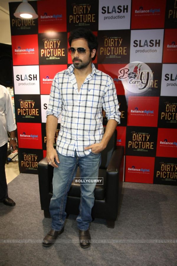 Emraan Hashmi promotes his film 'The Dirty Picture' at Reliance Digital Stores in Mumbai (170461)