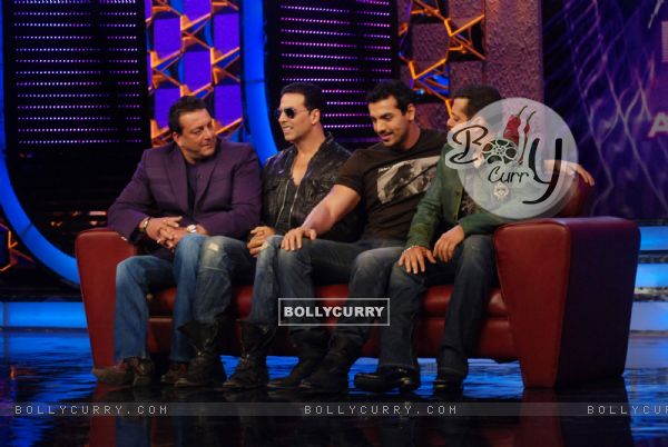 Akshay and John promote film Desi Boyz on the sets of Bigg Boss Season 5 with Salman and Sanjay (170578)