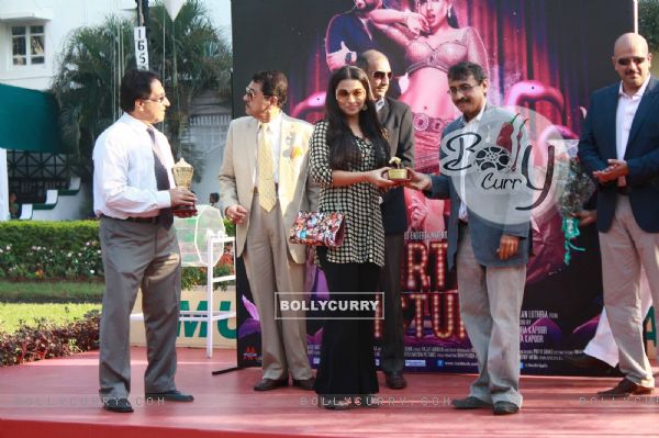 Vidya Balan at 'The Dirty Picture' Race by Sabah Khan show for Gitanjali at Mahalaxmi Race course in Mumbai (170699)