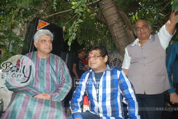Javed Akhtar with Kishore Kumar's family gathers for Rumajis's birthday at Juhu