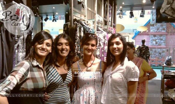 Shakti Mohan with sisters