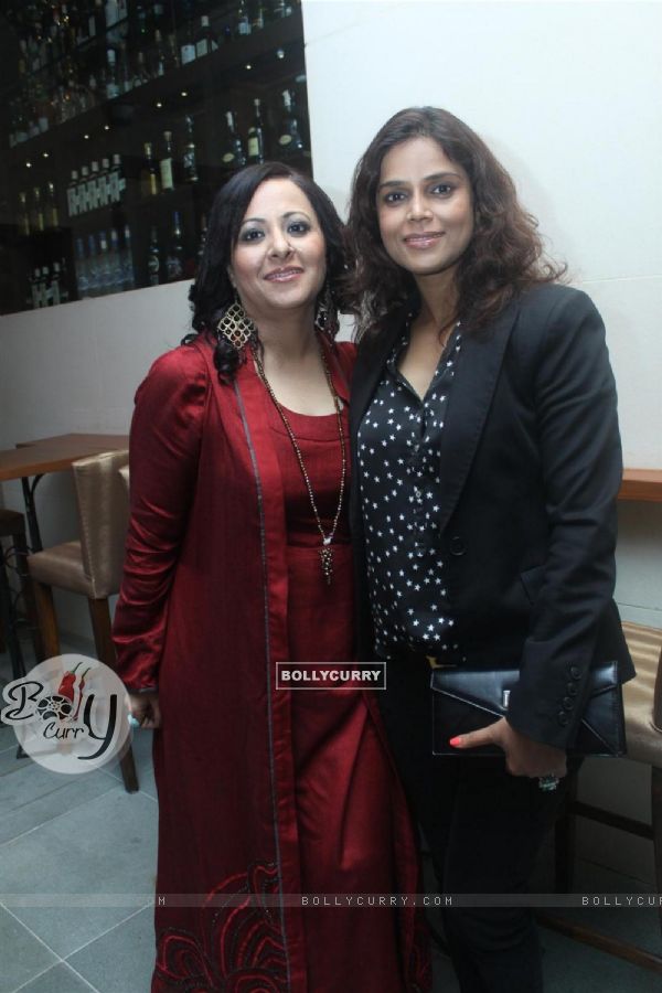 Neelam Singh with Mona Wedding Anniversary bash at Bistro Grill in Mumbai