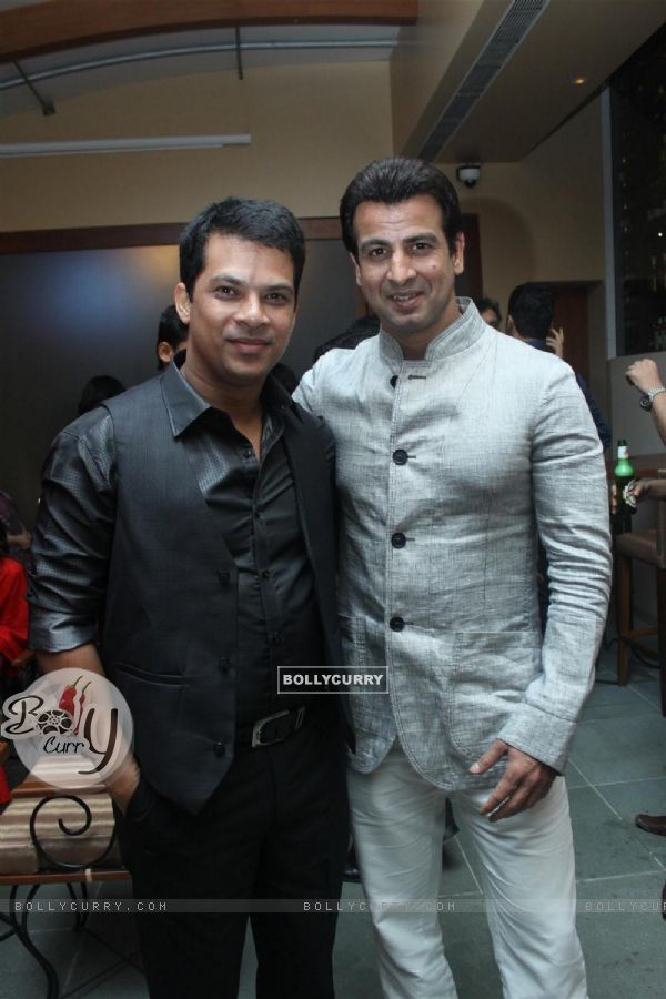 Ronit Bose Roy grace Sudhanshu Pandey and Mona Wedding Anniversary bash at Bistro Grill in Mumbai