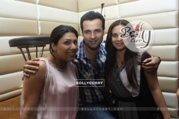 Rohit Roy with wife Manasi grace Sudhanshu Pandey and Mona Wedding Anniversary bash at Bistro Grill