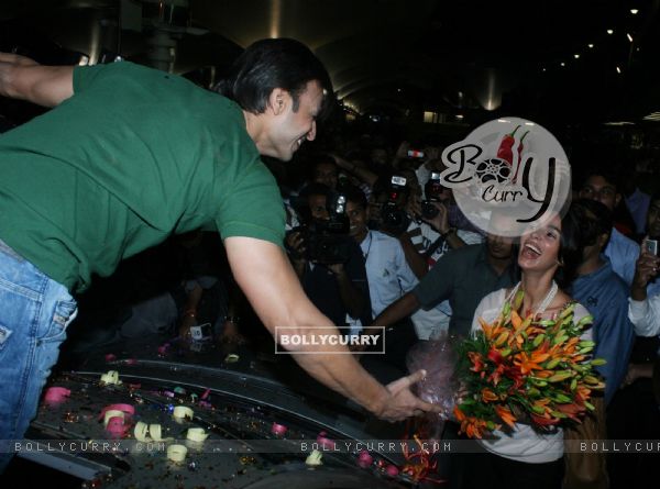 Vivek Oberoi and Mallika Sherawat promote their latest film 'Kismat Love Paisa Dilli' at Mumbai Airport (173942)