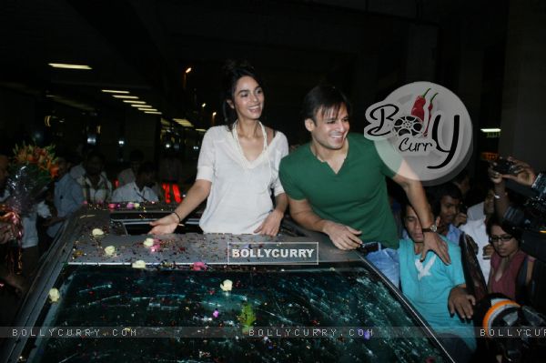 Vivek Oberoi and Mallika Sherawat promote their latest film 'Kismat Love Paisa Dilli' at Mumbai Airport (173944)