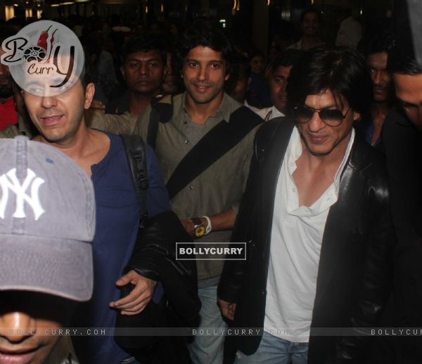 Shah Rukh Khan and Farhan Akhtar snapped at Mumbai International Airport