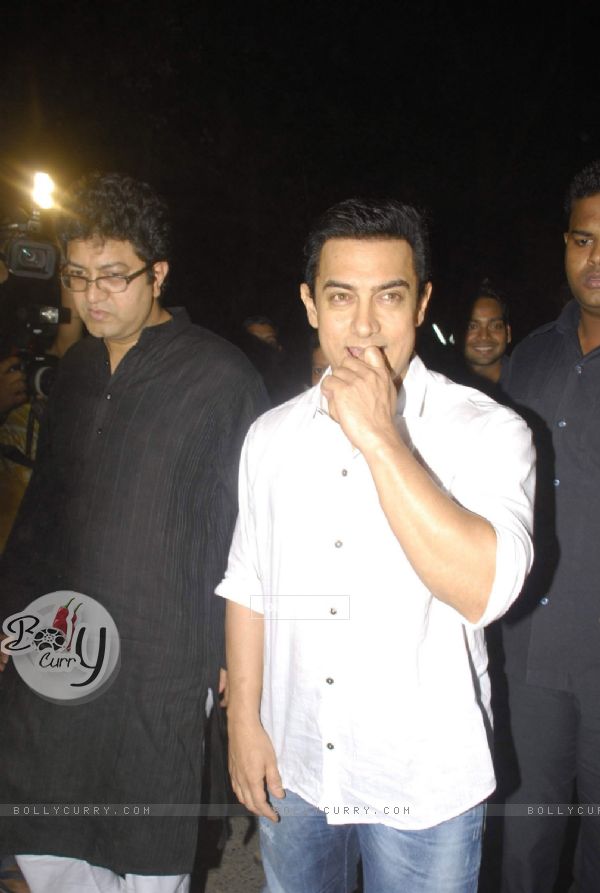 Aamir Khan pays respect at Dev Anand's prayer meet