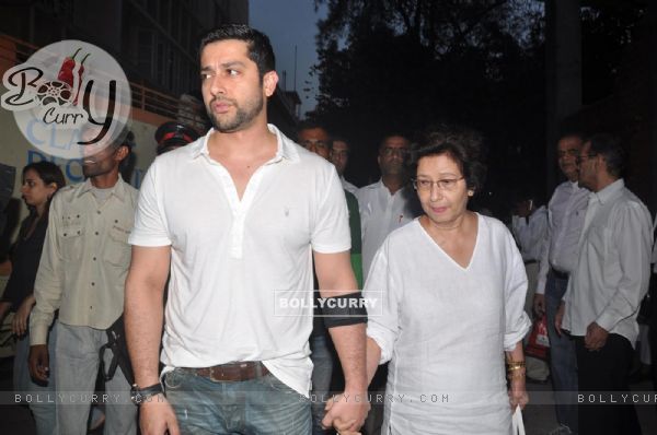 Aftab Shivdasani with mother pays respect at Dev Anand's prayer meet