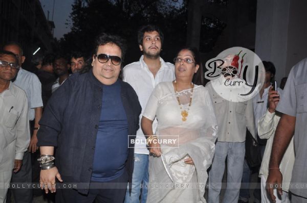 Bappi Lahiri with family pays respect at Dev Anand's prayer meet