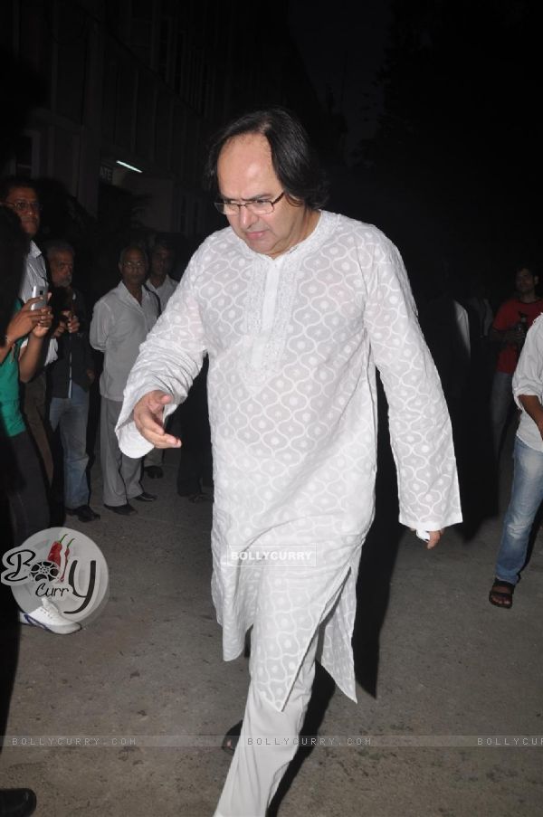 Farooque Shaikh pays respect at Dev Anand's prayer meet