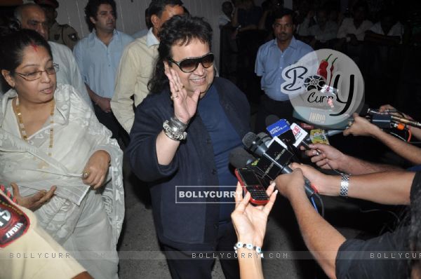 Bappi Lahiri with family pays respect at Dev Anand's prayer meet